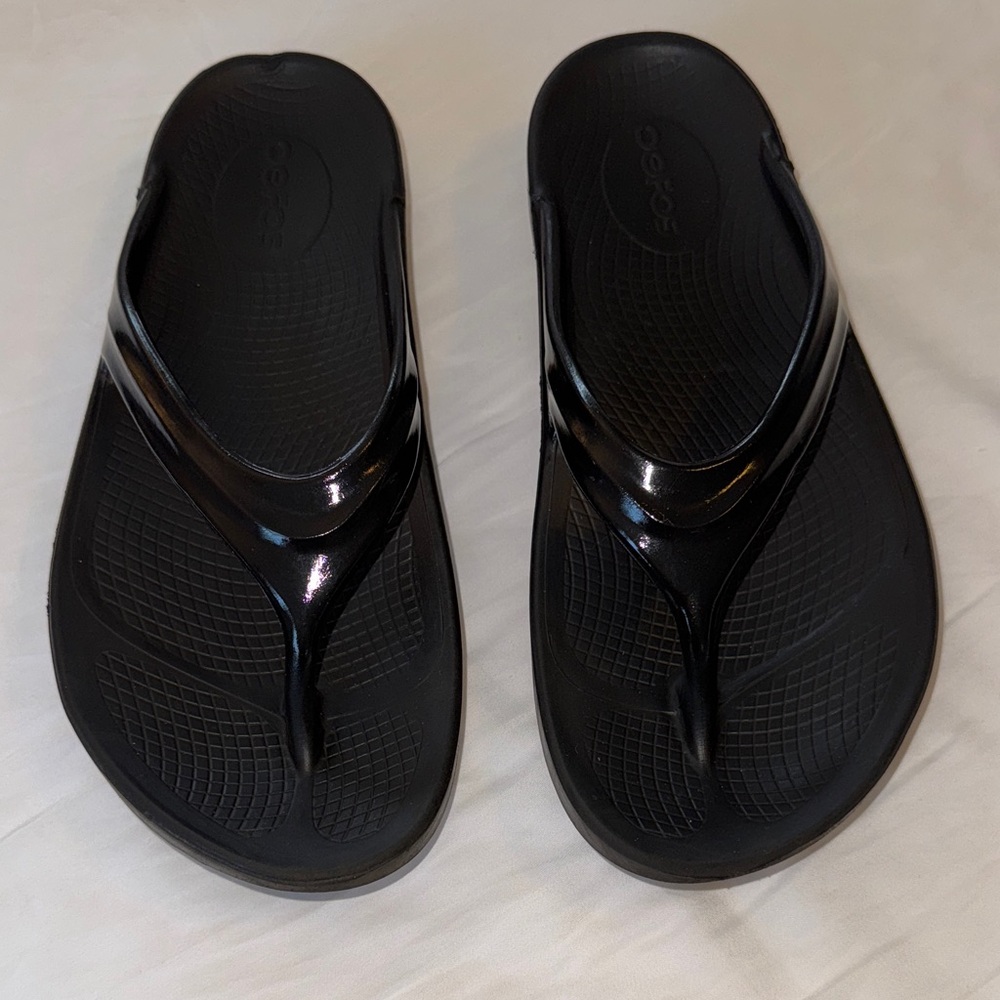 OOFOS Black Women's Sandals